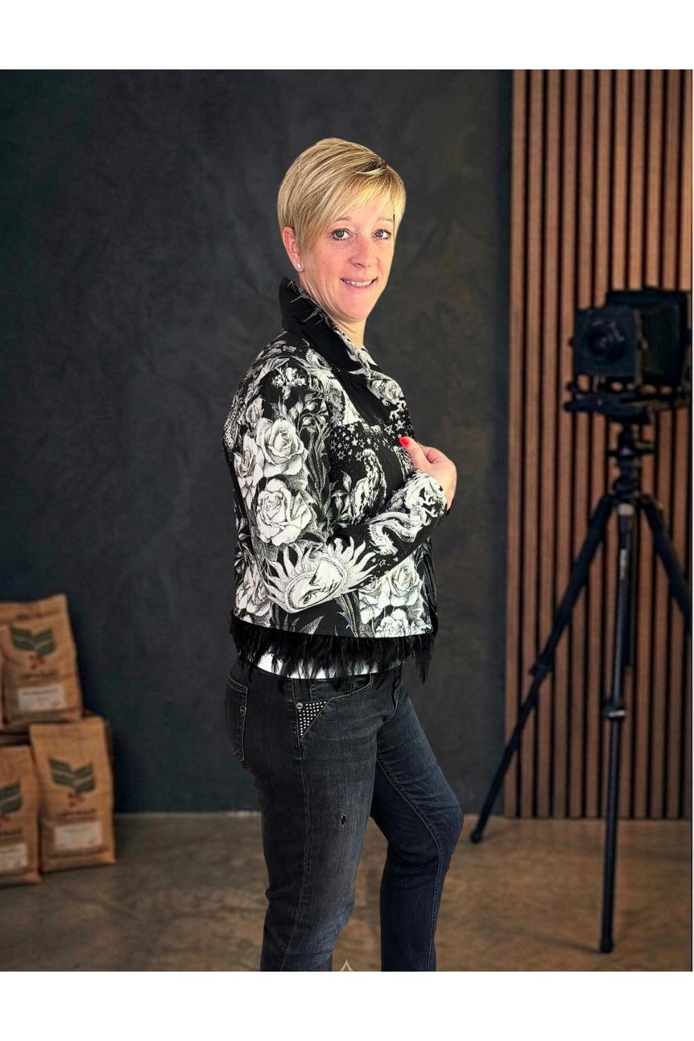 Jeansjacke aus Jacquard mit Federboa