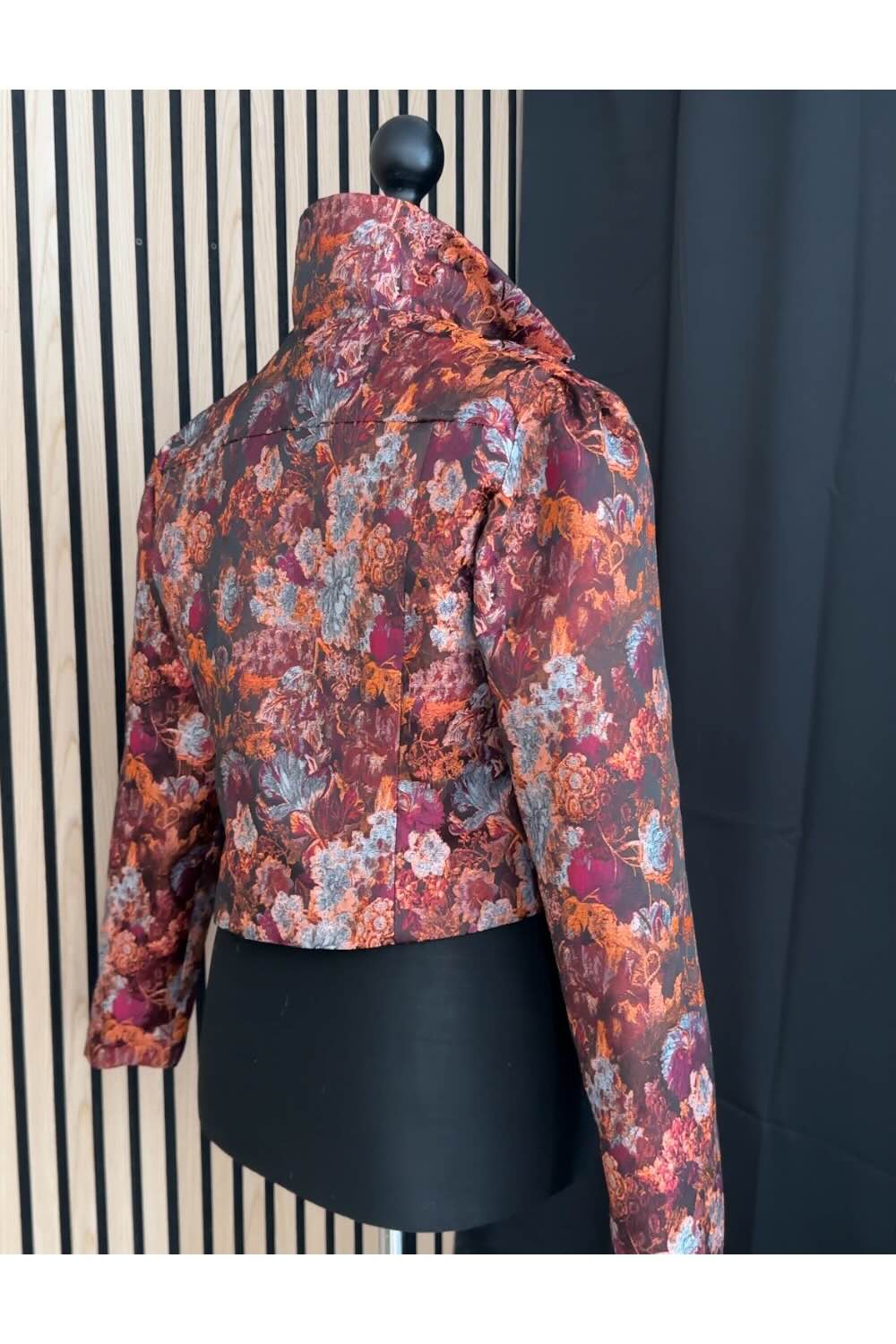 Florale Jeansjacke mit Puffärmeln
